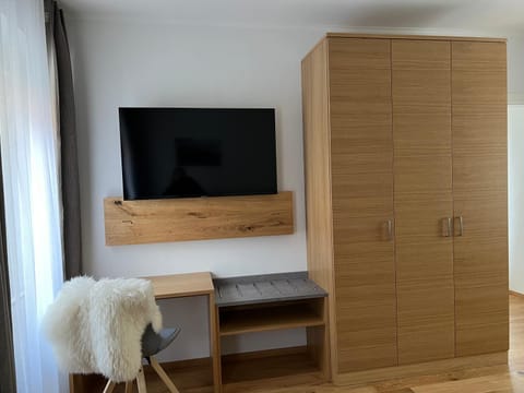 TV and multimedia, Bedroom, wardrobe