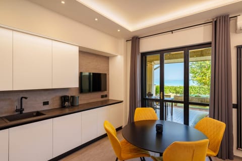 View (from property/room), Kitchen or kitchenette, Dining area, Lake view, kitchen