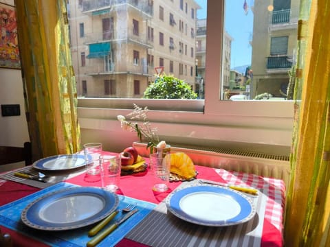 Day, Dining area