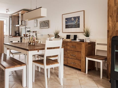 Coffee/tea facilities, Kitchen or kitchenette, Dining area, oven