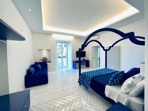 Bed, Photo of the whole room, Seating area, Bedroom