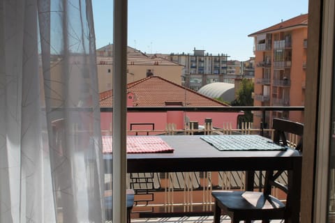 View (from property/room), Balcony/Terrace, Dining area, City view