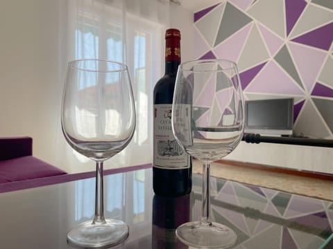 Living room, Seating area, Drinks