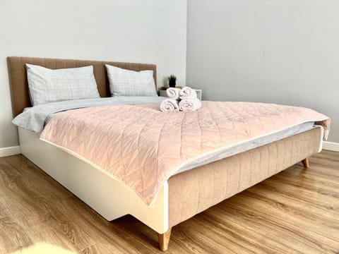 Bed, towels