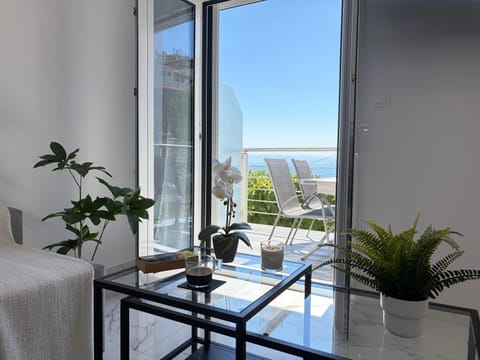 Day, Natural landscape, View (from property/room), Balcony/Terrace, Living room, Seating area, Sea view
