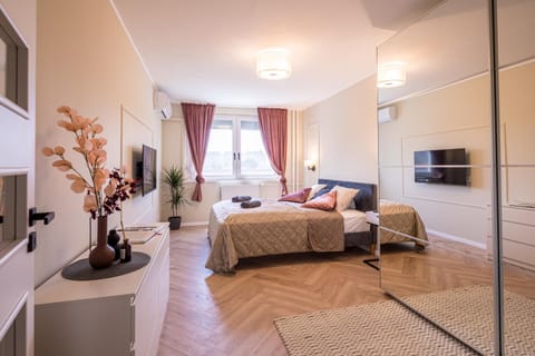 Bed, TV and multimedia, Photo of the whole room, Bedroom