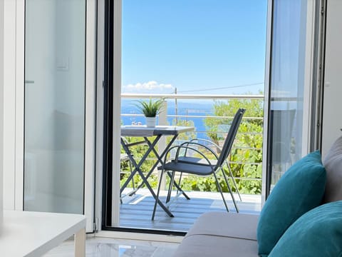 Day, Natural landscape, View (from property/room), Balcony/Terrace, Living room, Seating area, Sea view