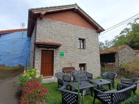 Property building, Garden, Dining area