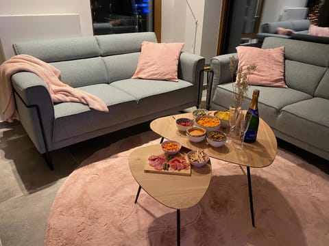 Living room, Seating area