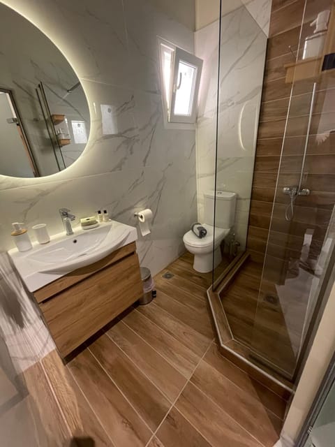 Shower, Toilet, Bathroom, towels