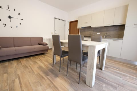 Kitchen or kitchenette, Seating area, Dining area