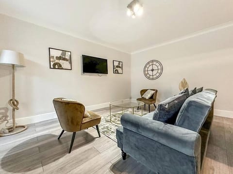 TV and multimedia, Living room, Seating area, Evening entertainment