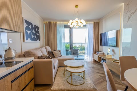 TV and multimedia, Kitchen or kitchenette, Living room, Seating area, Dining area