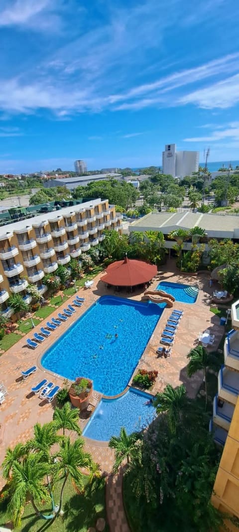 Restaurant/places to eat, Swimming pool