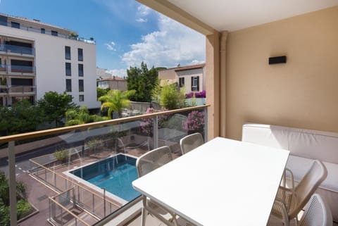 Balcony/Terrace, Dining area, Pool view