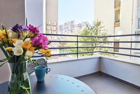 Property building, Day, Balcony/Terrace
