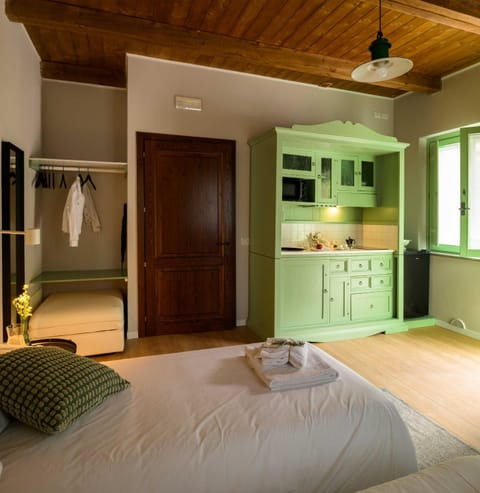 Bed, Kitchen or kitchenette, Photo of the whole room, Bedroom, minibar, towels, wardrobe