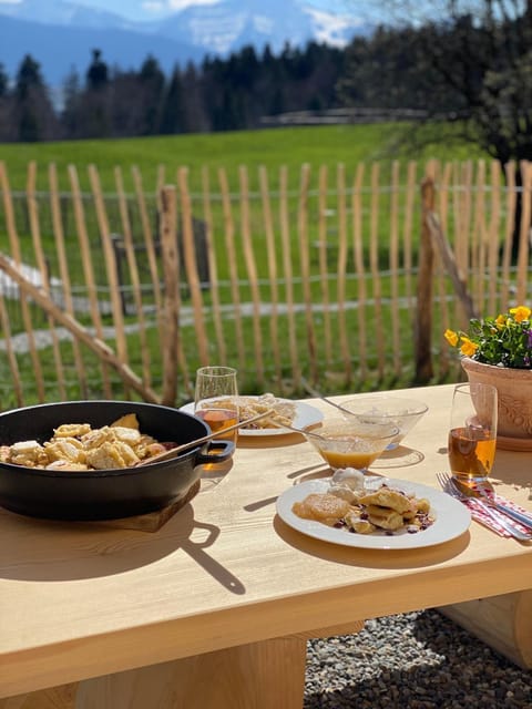 Natural landscape, Garden, Balcony/Terrace, Food and drinks, Dining area, Mountain view