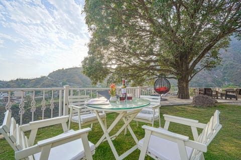 Property building, Day, Natural landscape, Garden, Garden, Balcony/Terrace, Garden view, Mountain view, Breakfast