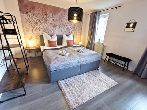 Bed, Photo of the whole room, Bedroom, towels