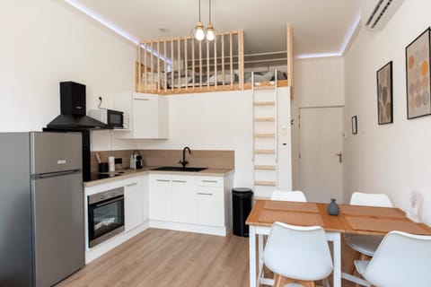 Bed, Kitchen or kitchenette, Dining area, microwave, oven, pet friendly, stove, toaster