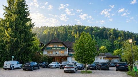 Property building, Spring, Day, Natural landscape, Mountain view, Parking