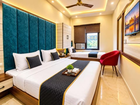Bed, TV and multimedia, Photo of the whole room, Seating area, Bedroom