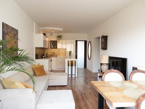Kitchen or kitchenette, Living room, Seating area, Dining area