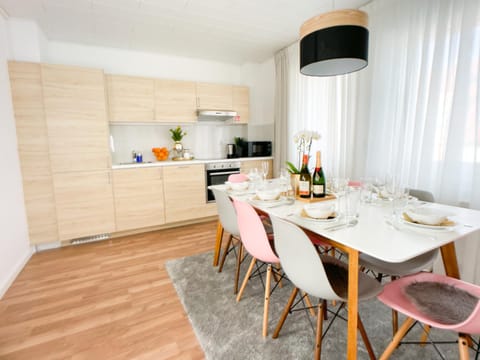 Kitchen or kitchenette, Dining area, Food, minibar, pet friendly, stove