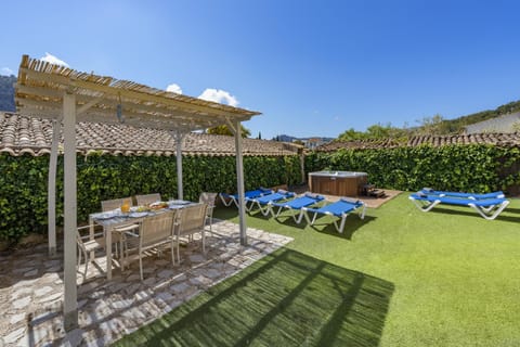 Patio, Spring, Day, Garden, Garden view, Pool view, Swimming pool, sunbed