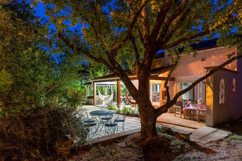 Property building, Patio, Garden, Garden, Balcony/Terrace
