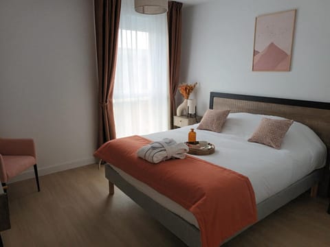 Bed, Photo of the whole room, Bedroom, towels