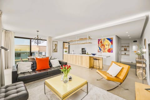 Living room, Seating area, kitchen