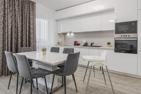 Coffee/tea facilities, Living room, Seating area, Dining area, microwave, oven, stove