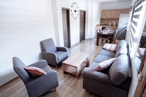 Kitchen or kitchenette, Living room, Seating area, Dining area