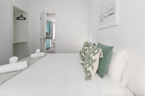 Bed, Photo of the whole room, Decorative detail, Bedroom, towels