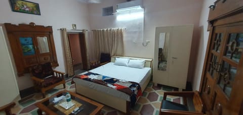 Deluxe Double Bed Room Bed and Breakfast in Jaipur