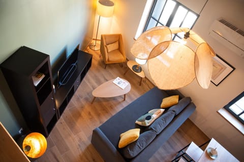 Communal lounge/ TV room, Seating area, air conditioner