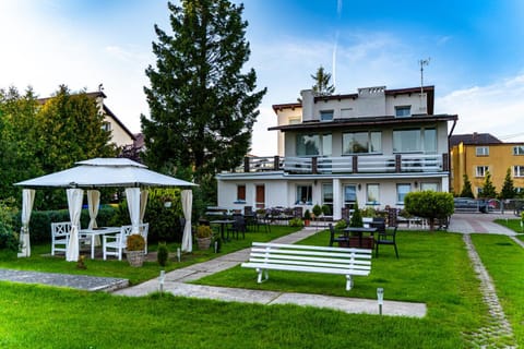 Patio, Day, Natural landscape, Garden, Garden view