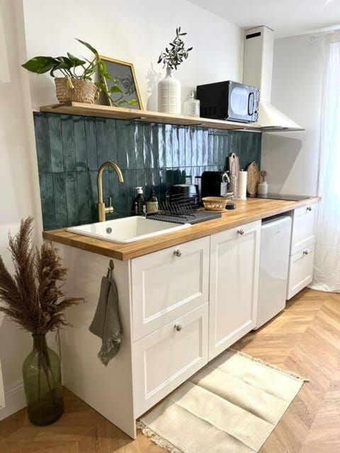 Coffee/tea facilities, Kitchen or kitchenette, minibar, stove