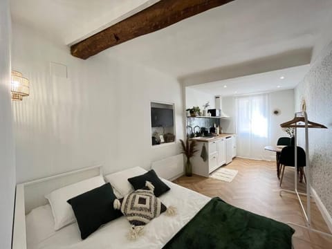 Bed, Photo of the whole room