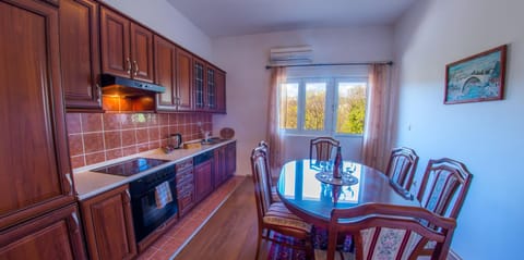 Kitchen or kitchenette, Seating area, Dining area, pet friendly, stove