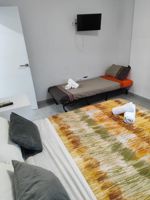 Bed, TV and multimedia, Photo of the whole room, Bedroom, towels