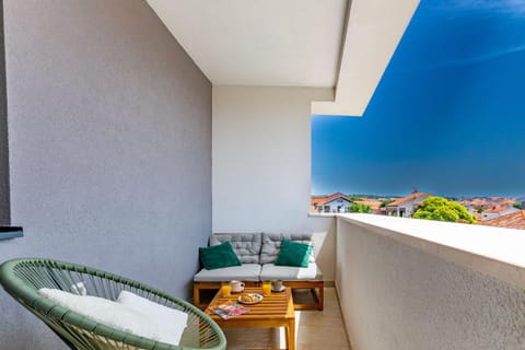 AG apartment with balcony and garage Apartment in Zadar