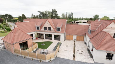 Property building, Garden, Parking