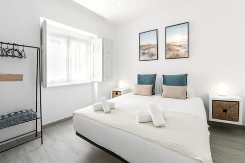 Bed, Photo of the whole room, Decorative detail, Bedroom, towels