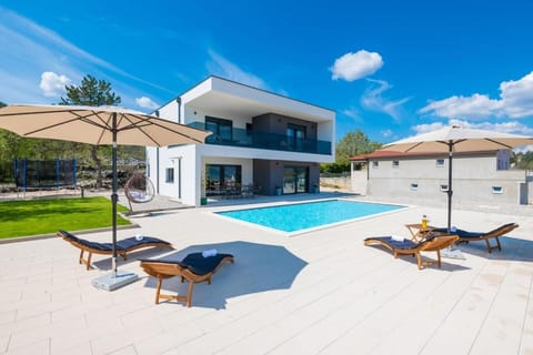 Property building, Patio, Day, Pool view, Swimming pool, sunbed