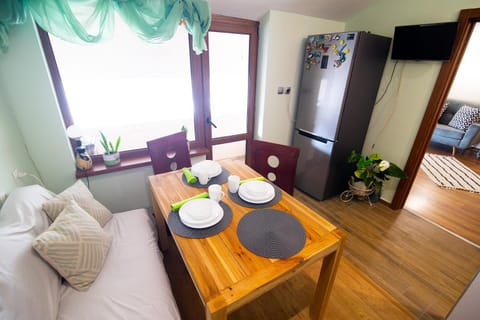 Kitchen or kitchenette, Dining area