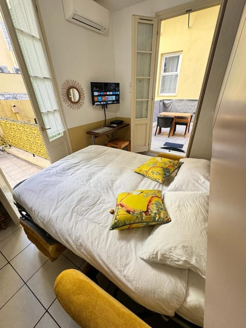 Bed, TV and multimedia, Photo of the whole room, Seating area, Bedroom, air conditioner