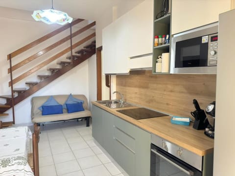 Kitchen or kitchenette, dishwasher, stove